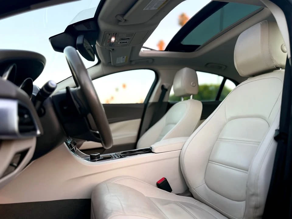 2017 Jaguar XE - Image 13 of 17