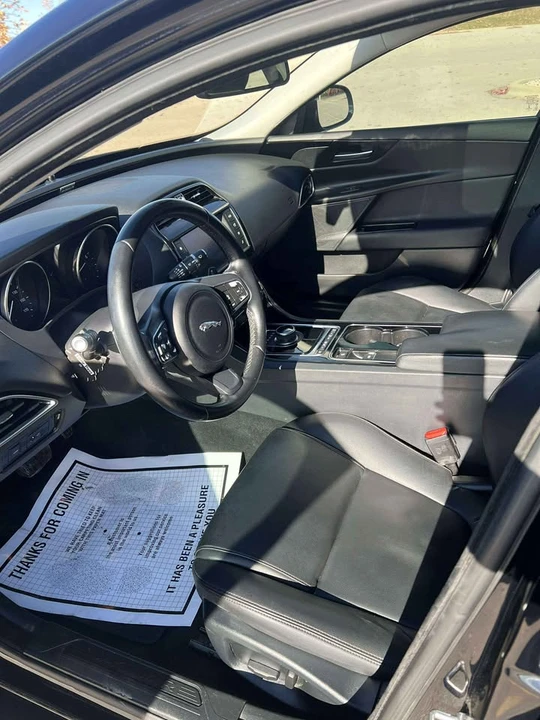 2017 Jaguar XE - Image 7 of 10