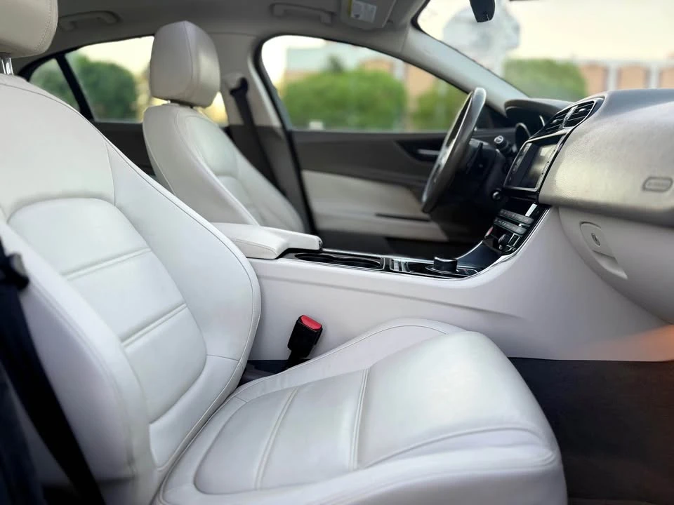 2017 Jaguar XE - Image 14 of 17