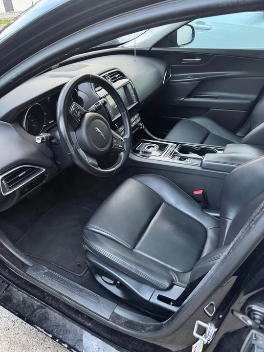 2017 Jaguar XE - Image 9 of 11