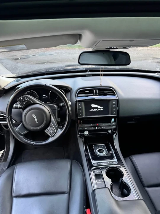 2017 Jaguar XE - Image 8 of 11
