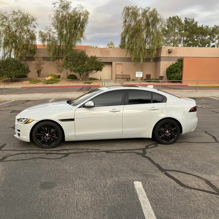 2017 Jaguar XE - Image 4 of 18