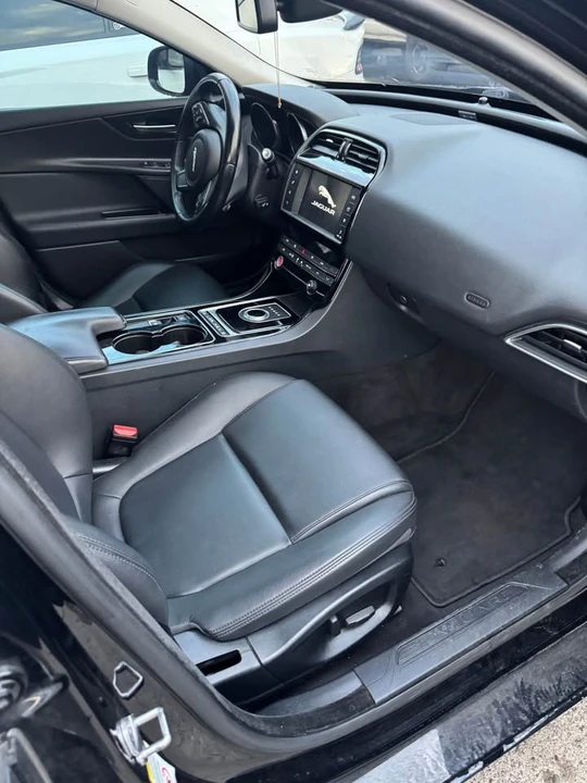 2017 Jaguar XE - Image 7 of 11