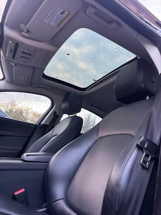 2017 Jaguar XE - Image 6 of 11