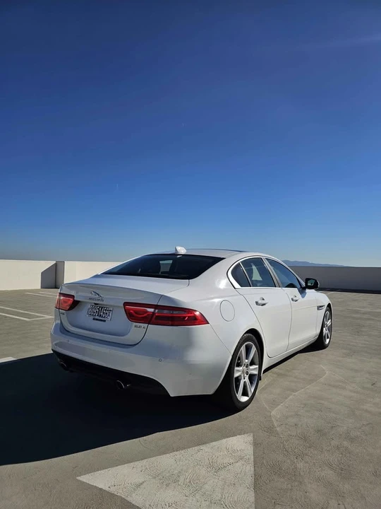 2017 Jaguar XE - Image 5 of 11