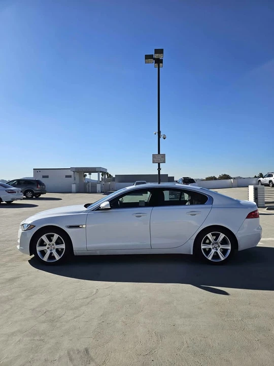2017 Jaguar XE - Image 8 of 11