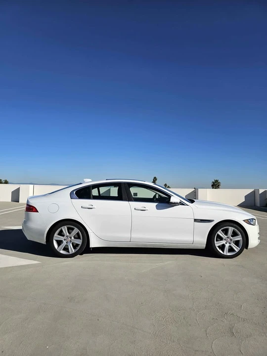 2017 Jaguar XE - Image 4 of 11