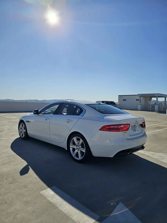 2017 Jaguar XE - Image 7 of 11
