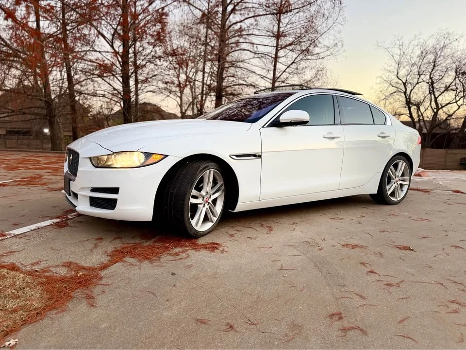 2017 Jaguar XE - Image 3 of 10