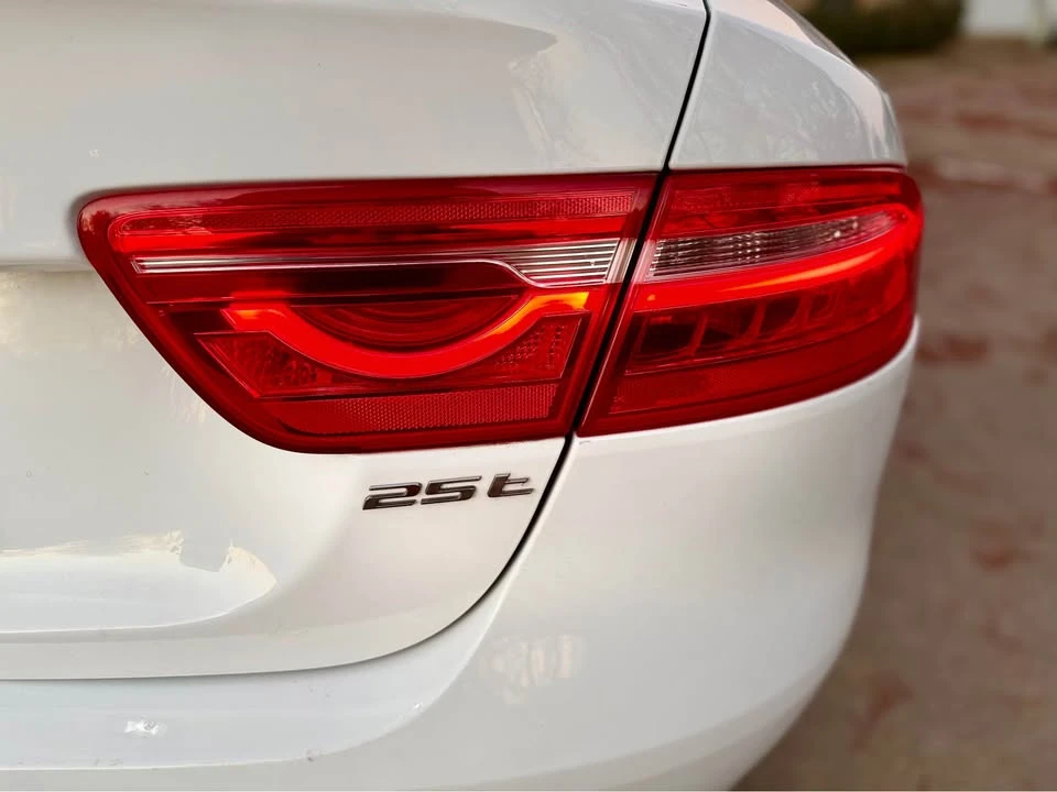 2017 Jaguar XE - Image 6 of 10