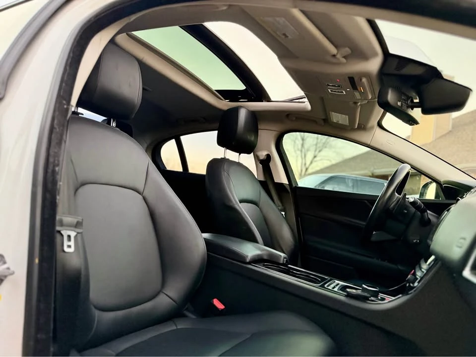 2017 Jaguar XE - Image 9 of 10