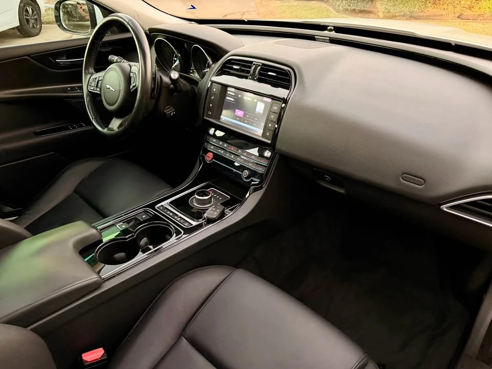 2017 Jaguar XE - Image 8 of 10