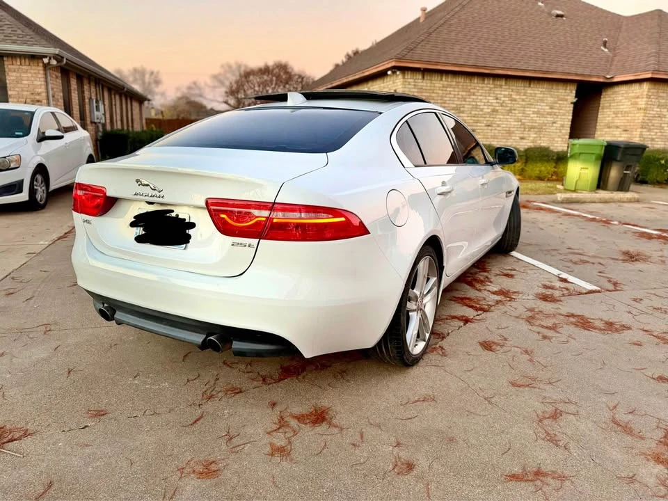 2017 Jaguar XE - Image 5 of 10