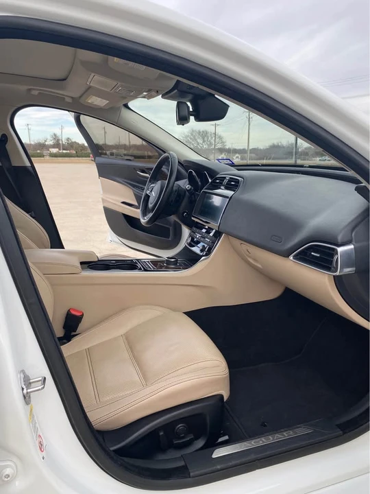 2017 Jaguar XE - Image 13 of 18