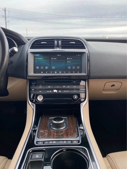 2017 Jaguar XE - Image 7 of 18