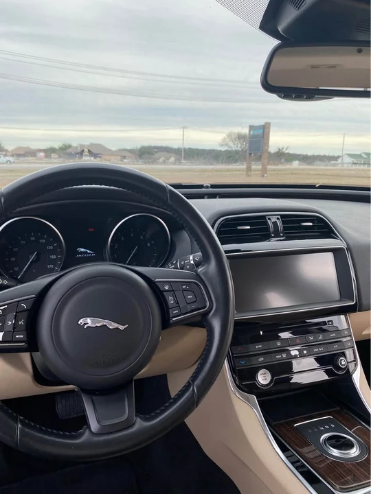 2017 Jaguar XE - Image 9 of 18