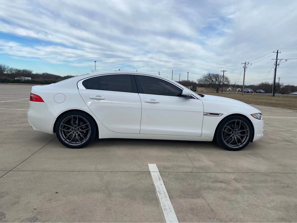 2017 Jaguar XE - Image 2 of 18