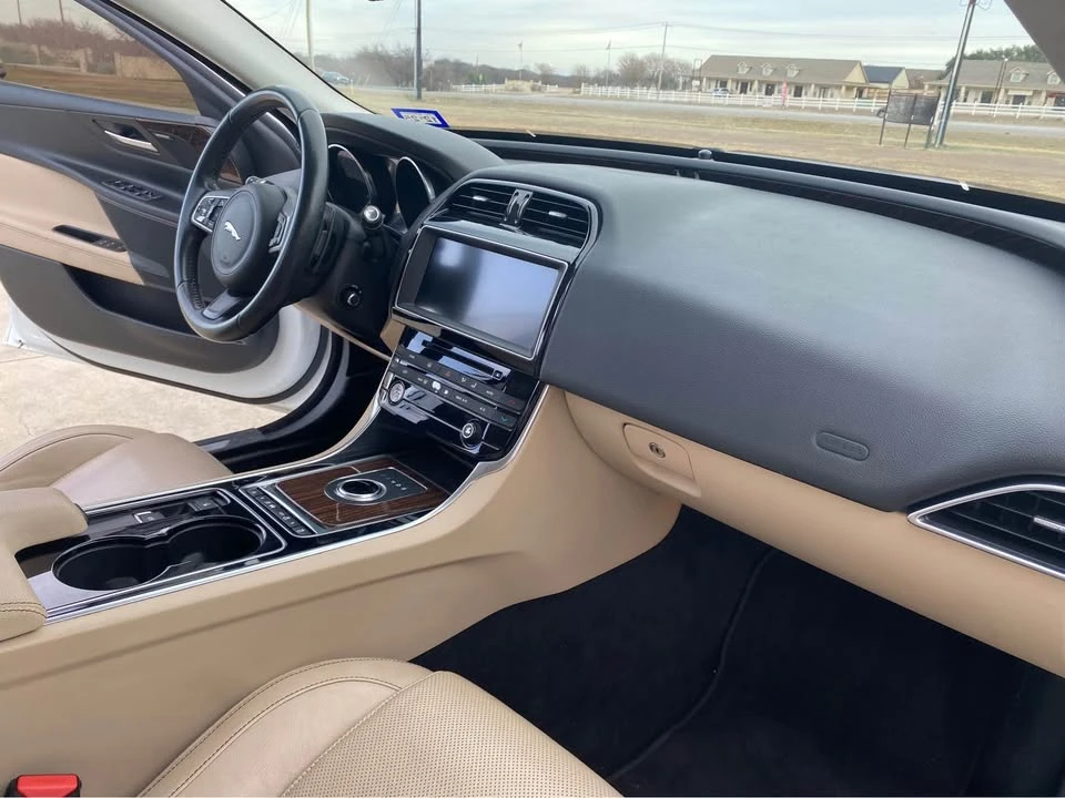 2017 Jaguar XE - Image 18 of 18