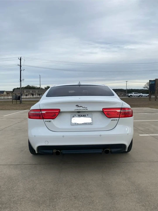2017 Jaguar XE - Image 4 of 18