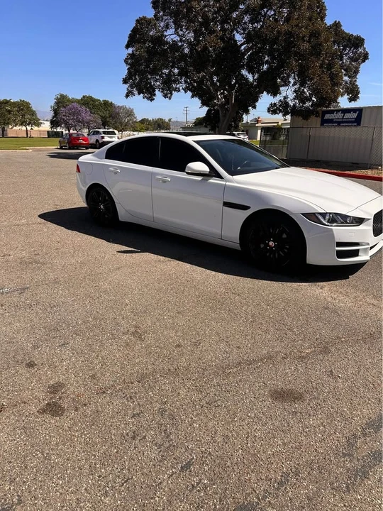 2017 Jaguar XE - Image 4 of 5