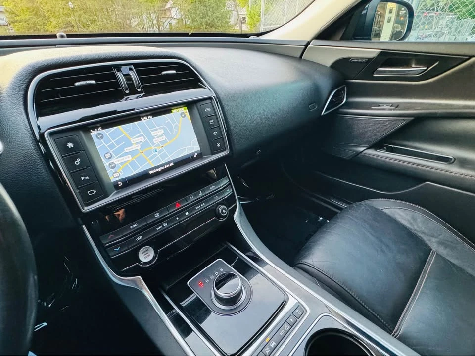 2017 Jaguar XE - Image 16 of 20