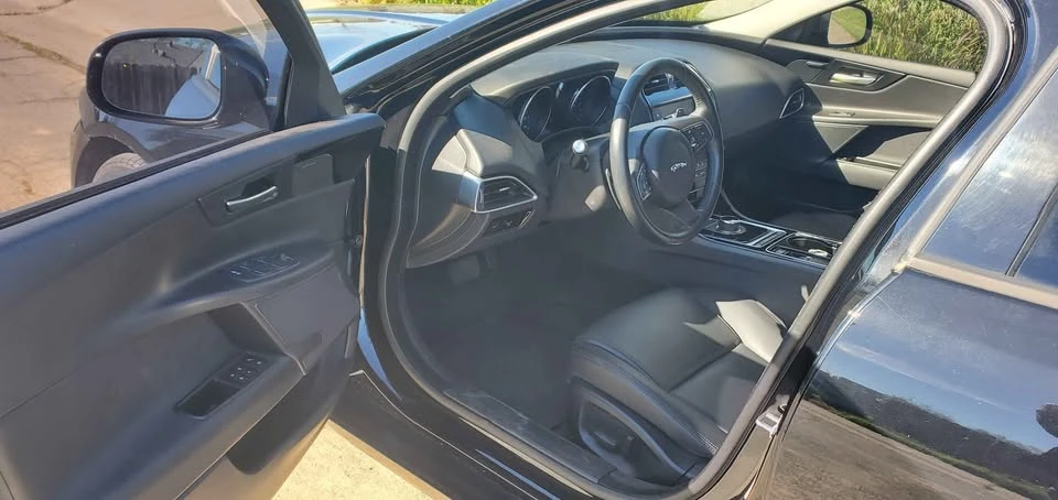 2017 Jaguar XE - Image 7 of 9