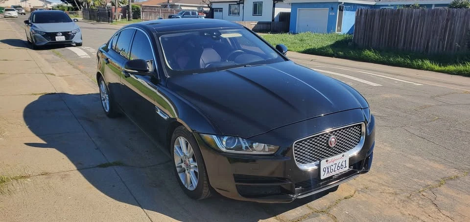 2017 Jaguar XE - Image 2 of 9