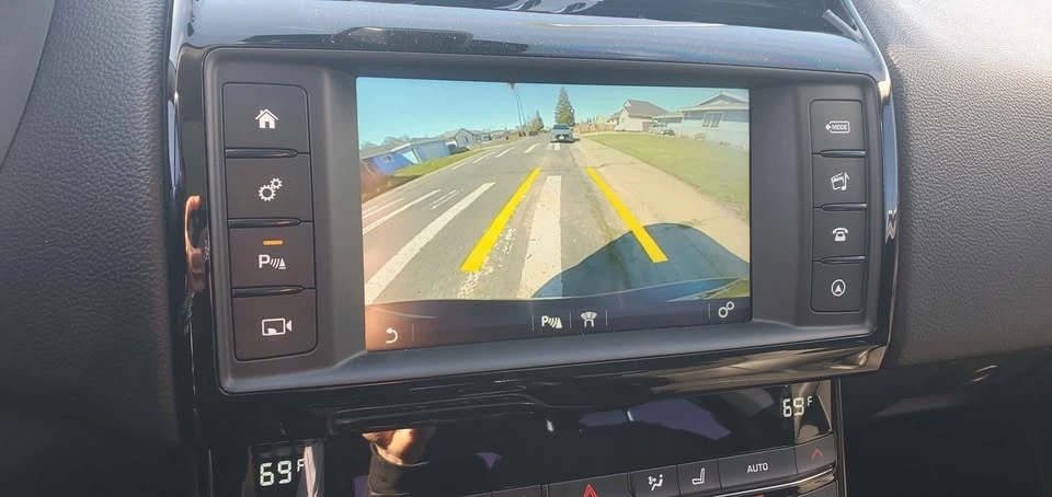 2017 Jaguar XE - Image 8 of 9