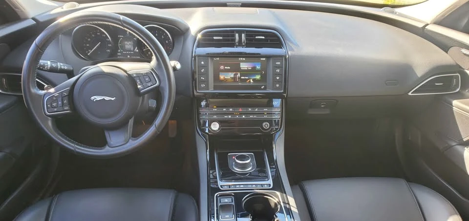 2017 Jaguar XE - Image 5 of 9