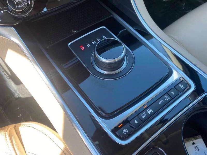 2017 Jaguar XE - Image 10 of 14