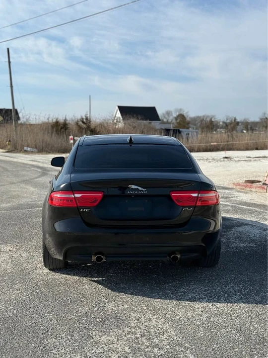 2017 Jaguar XE - Image 4 of 10