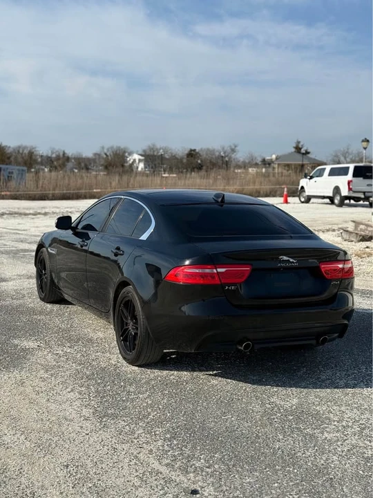 2017 Jaguar XE - Image 5 of 10