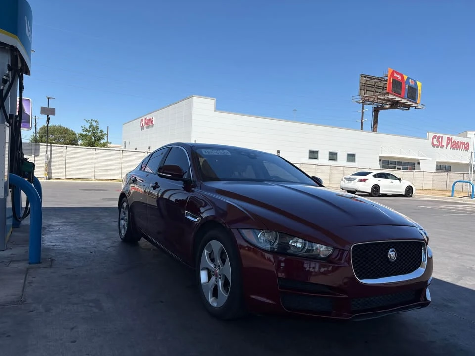 2017 Jaguar XE - Image 4 of 5