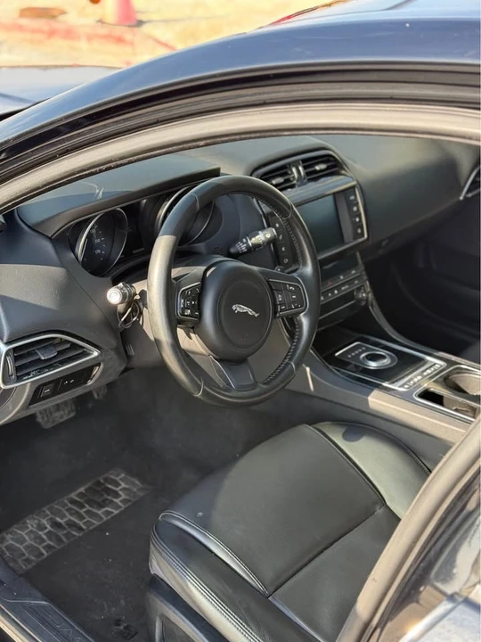 2017 Jaguar XE - Image 7 of 10