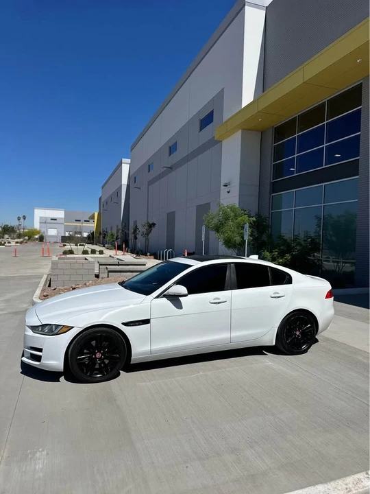 2017 Jaguar XE - Image 4 of 10