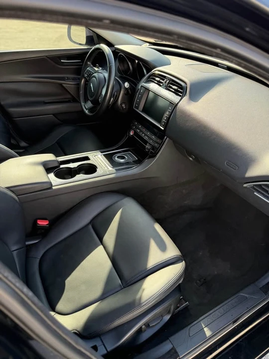 2017 Jaguar XE - Image 9 of 10