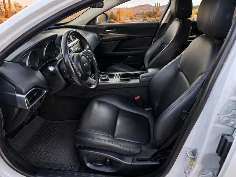2017 Jaguar XE - Image 11 of 25