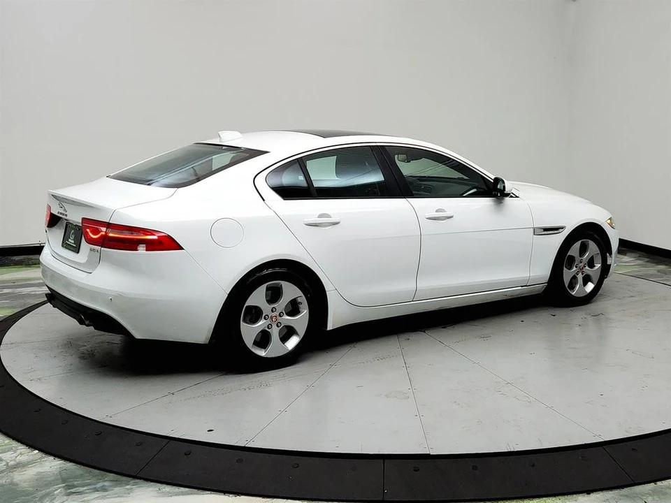 2017 Jaguar XE - Image 5 of 12