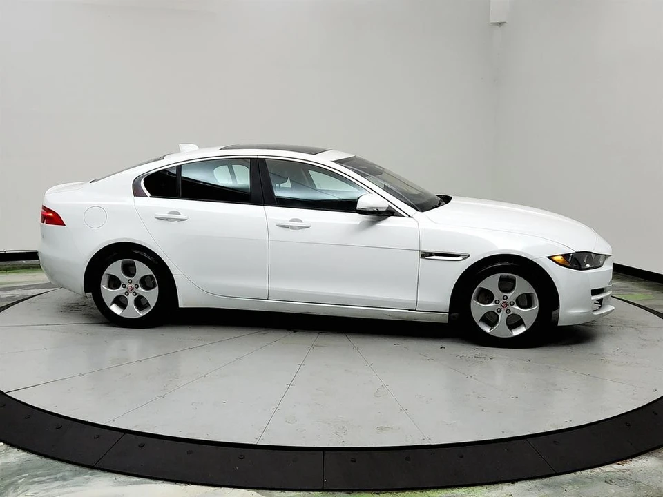 2017 Jaguar XE - Image 4 of 12