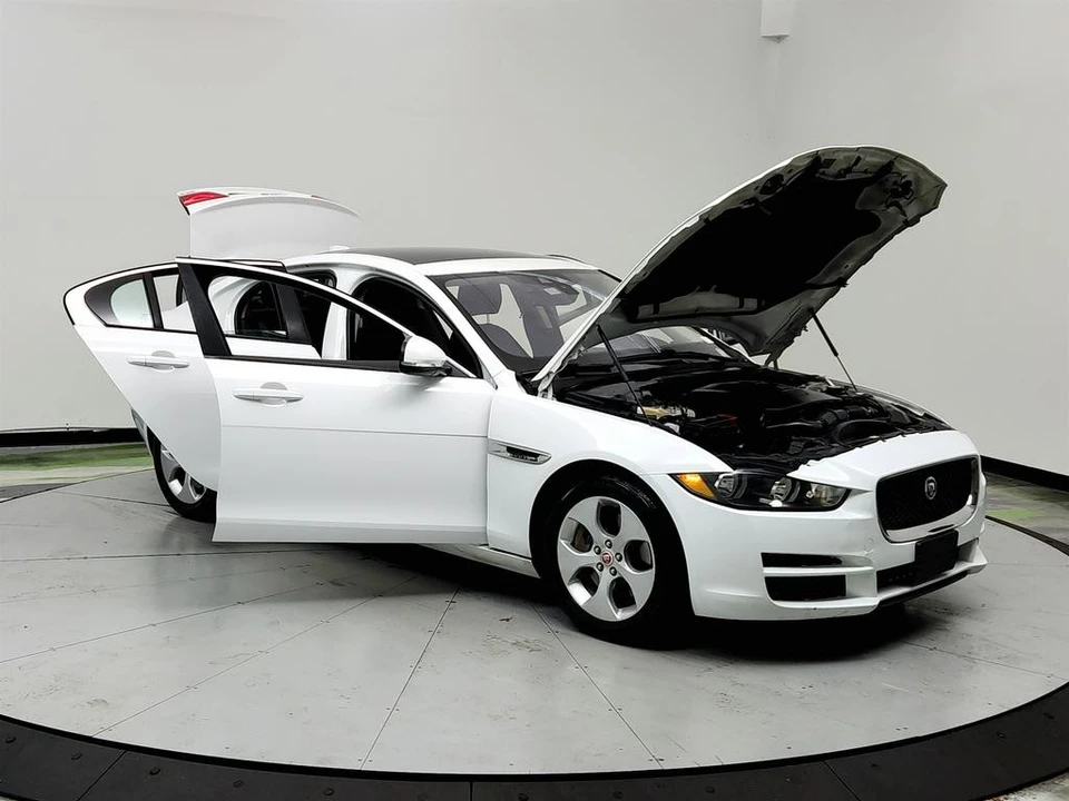 2017 Jaguar XE - Image 10 of 12