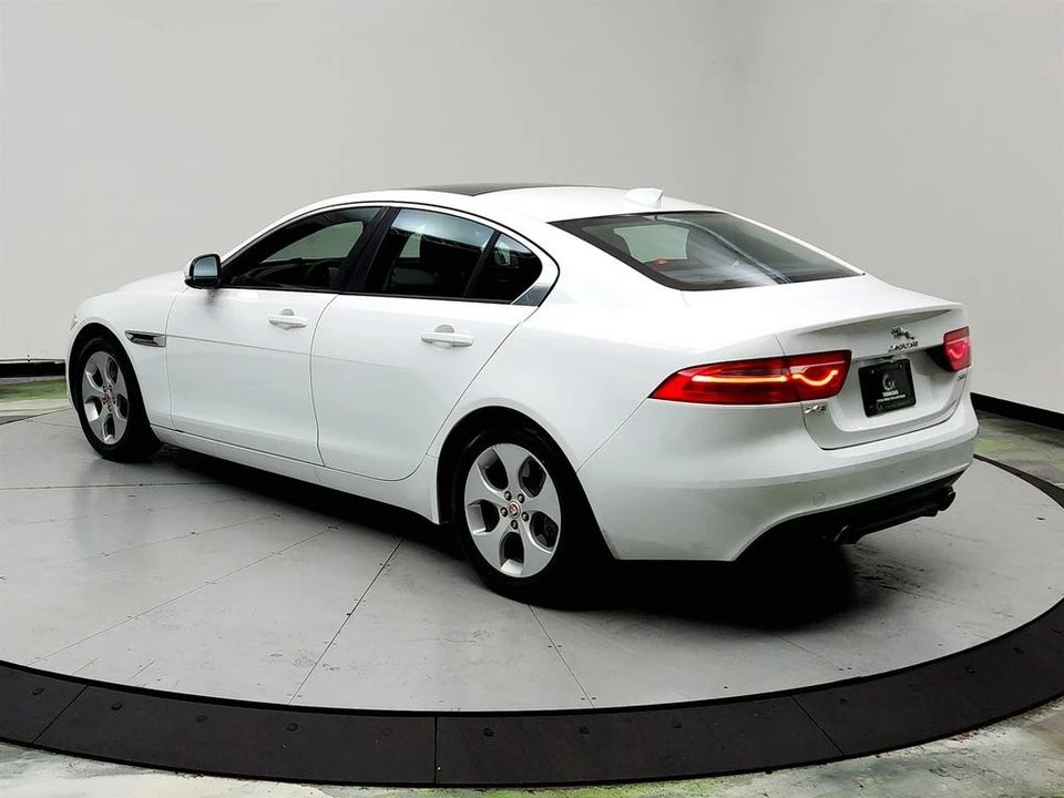 2017 Jaguar XE - Image 7 of 12