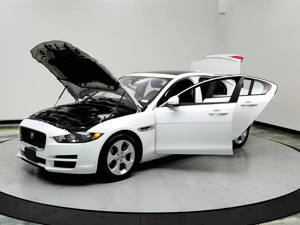 2017 Jaguar XE - Image 9 of 12