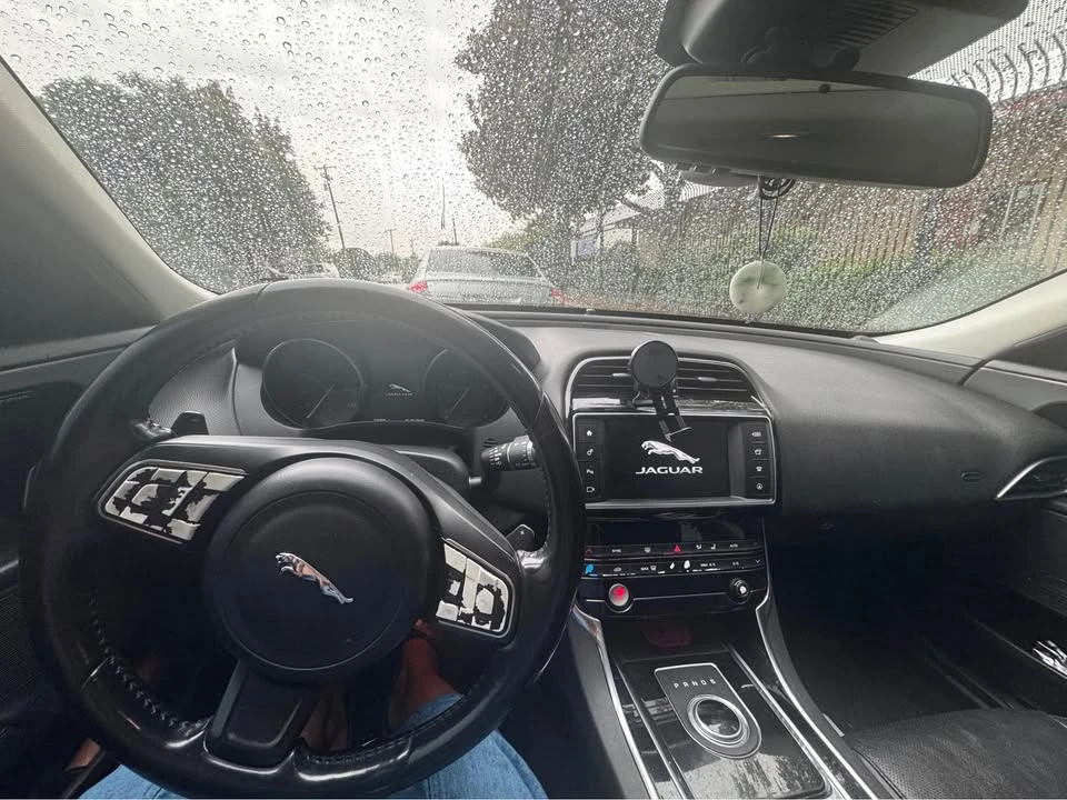 2017 Jaguar XE - Image 4 of 4