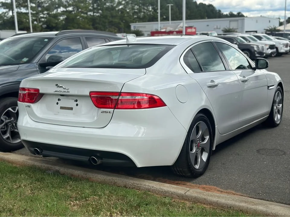 2017 Jaguar XE - Image 3 of 7