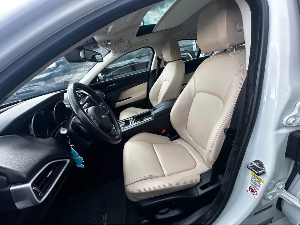 2017 Jaguar XE - Image 5 of 7