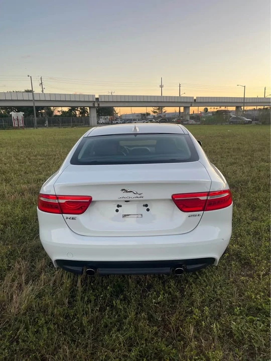 2017 Jaguar XE - Image 5 of 10