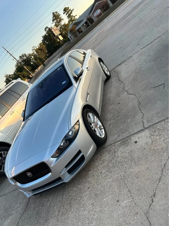 2017 Jaguar XE - Image 2 of 8