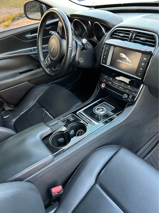 2017 Jaguar XE - Image 7 of 8
