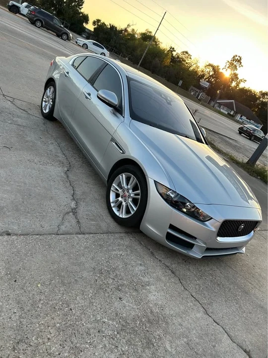2017 Jaguar XE - Image 3 of 8