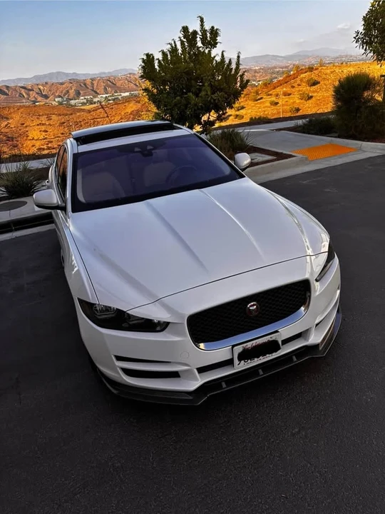 2017 Jaguar XE - Image 9 of 13